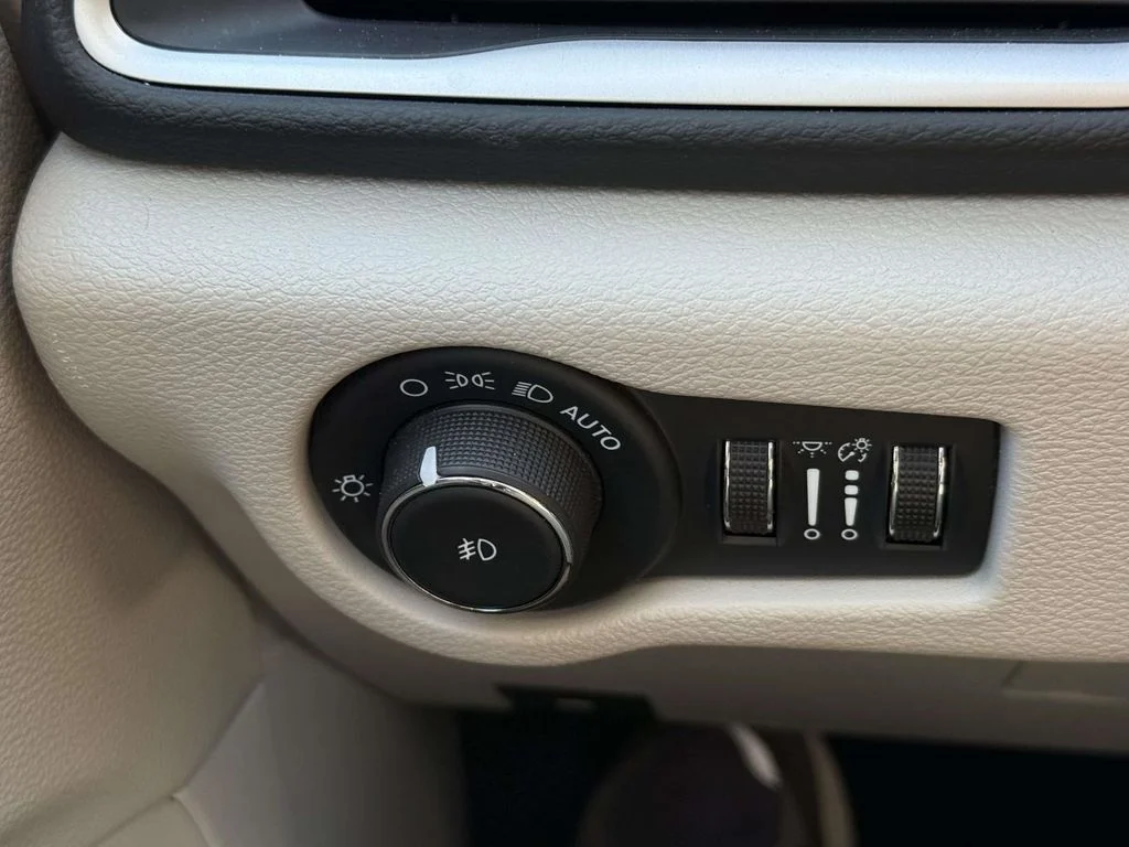 Used 2024 White Chrysler Touring L image 29