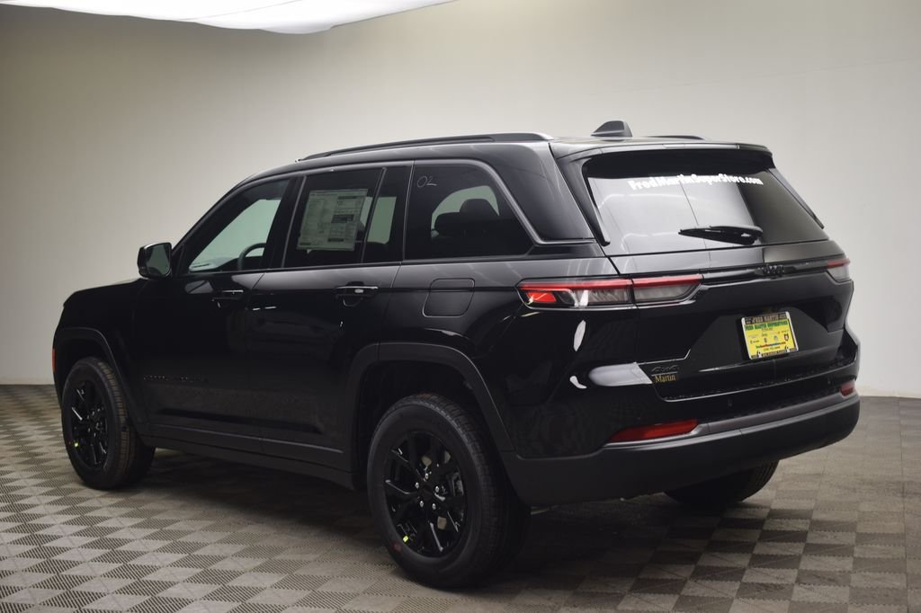 New 2026 Diamond Black Crystal Pearl-Coat Exterior Paint Jeep Laredo Altitude image 12