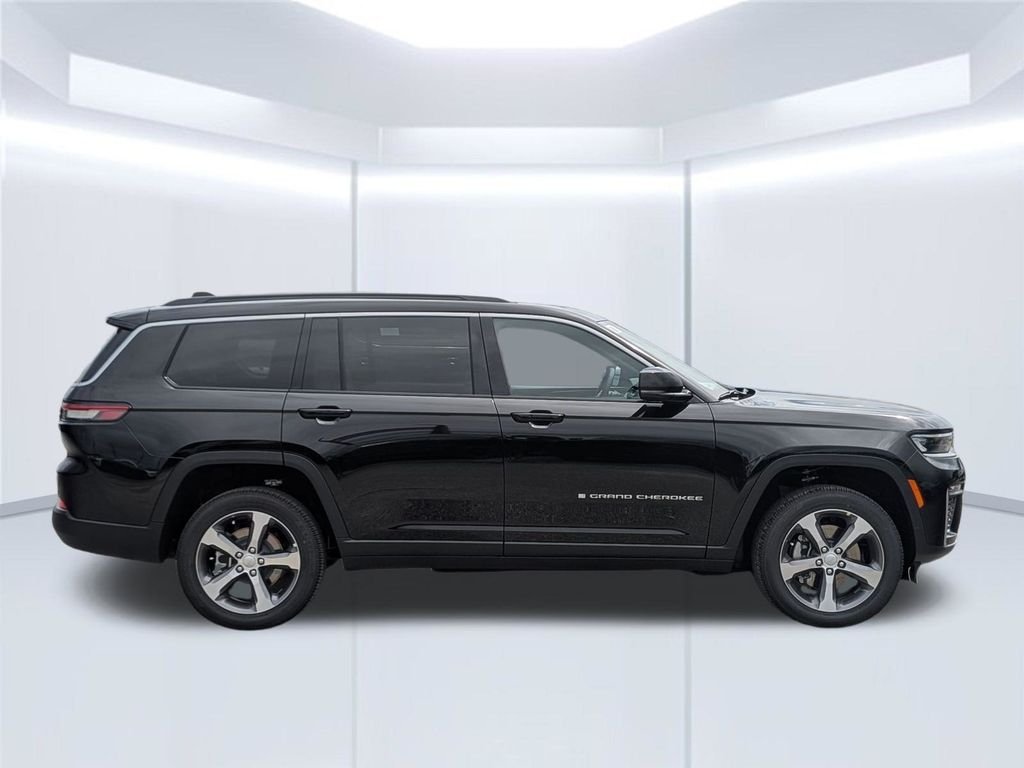 New 2026 Diamond Black Crystal Pearl-Coat Exterior Paint Jeep Limited image 8