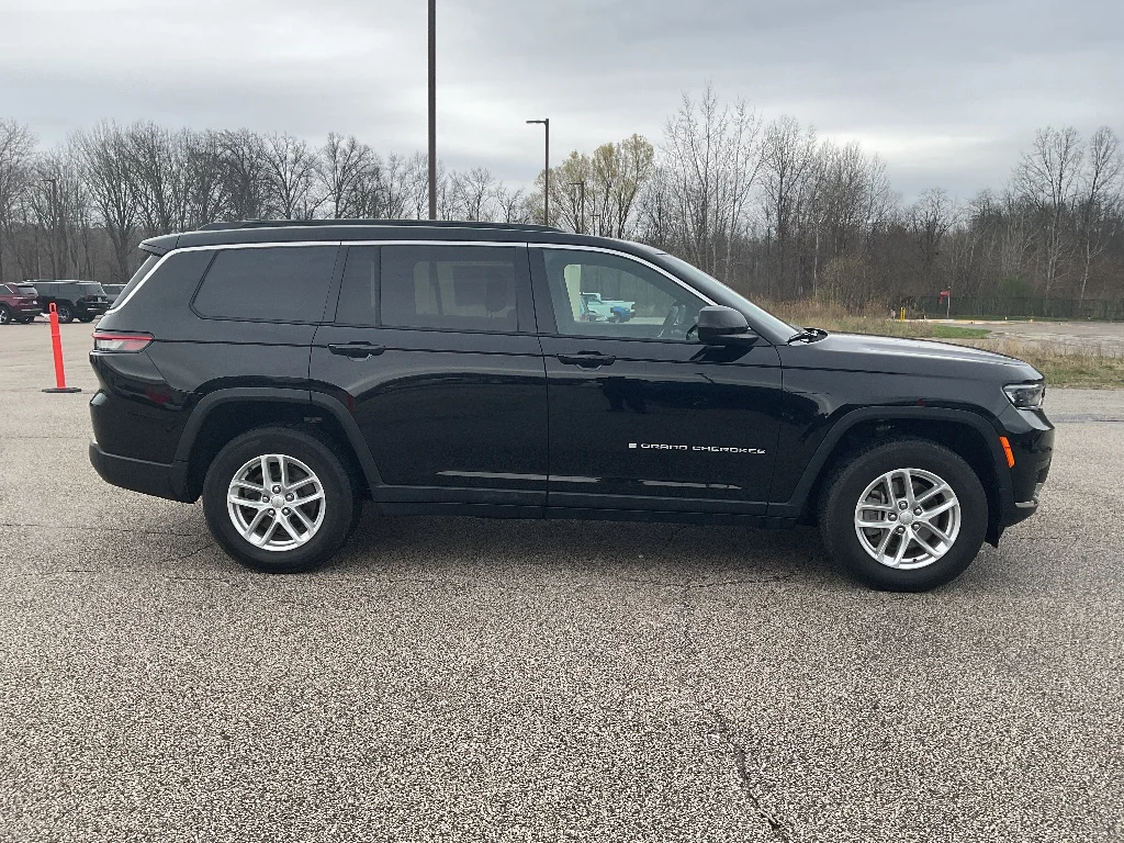 Certified Used 2024 Diamond Black Crystal Pearl Coat Jeep Laredo X image 4