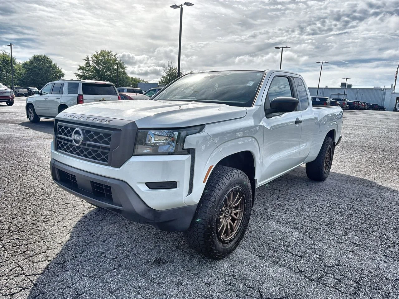 Used 2022 White Nissan King Cab S 4x2 image 4