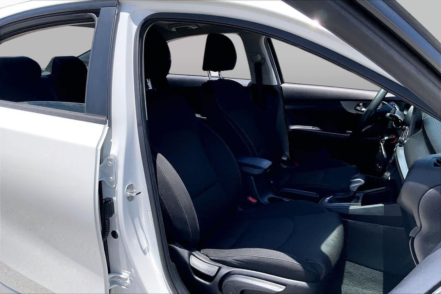 Used 2021 Clear White Kia LXS image 9
