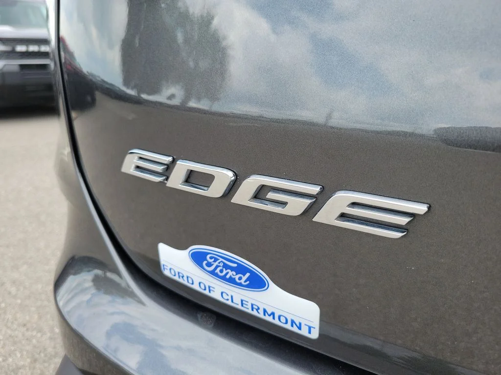 Used 2020 Magnetic Metallic Ford SEL image 9