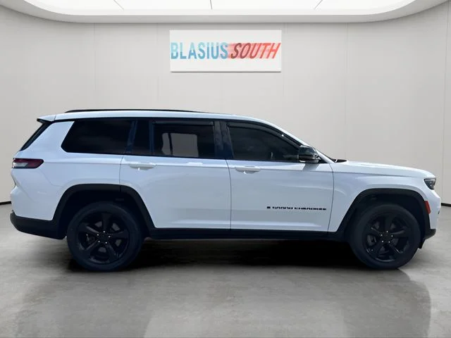Used 2023 White Jeep Altitude image 2