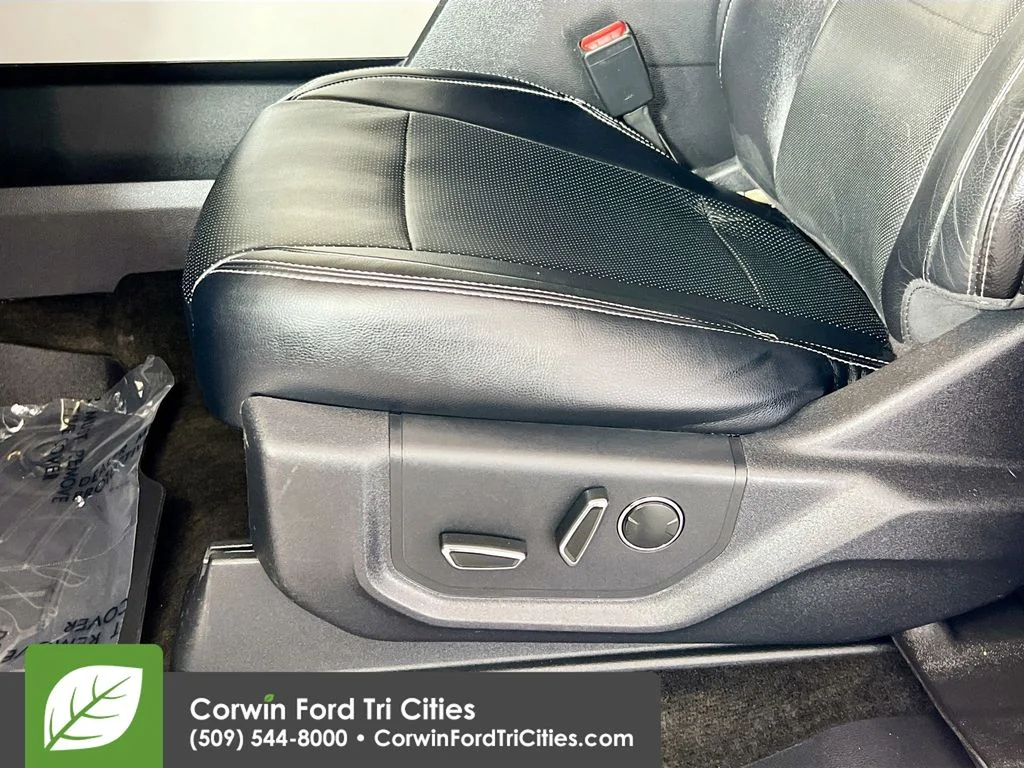 Used 2015 White Platinum Clearcoat Metallic Ford Lariat image 21