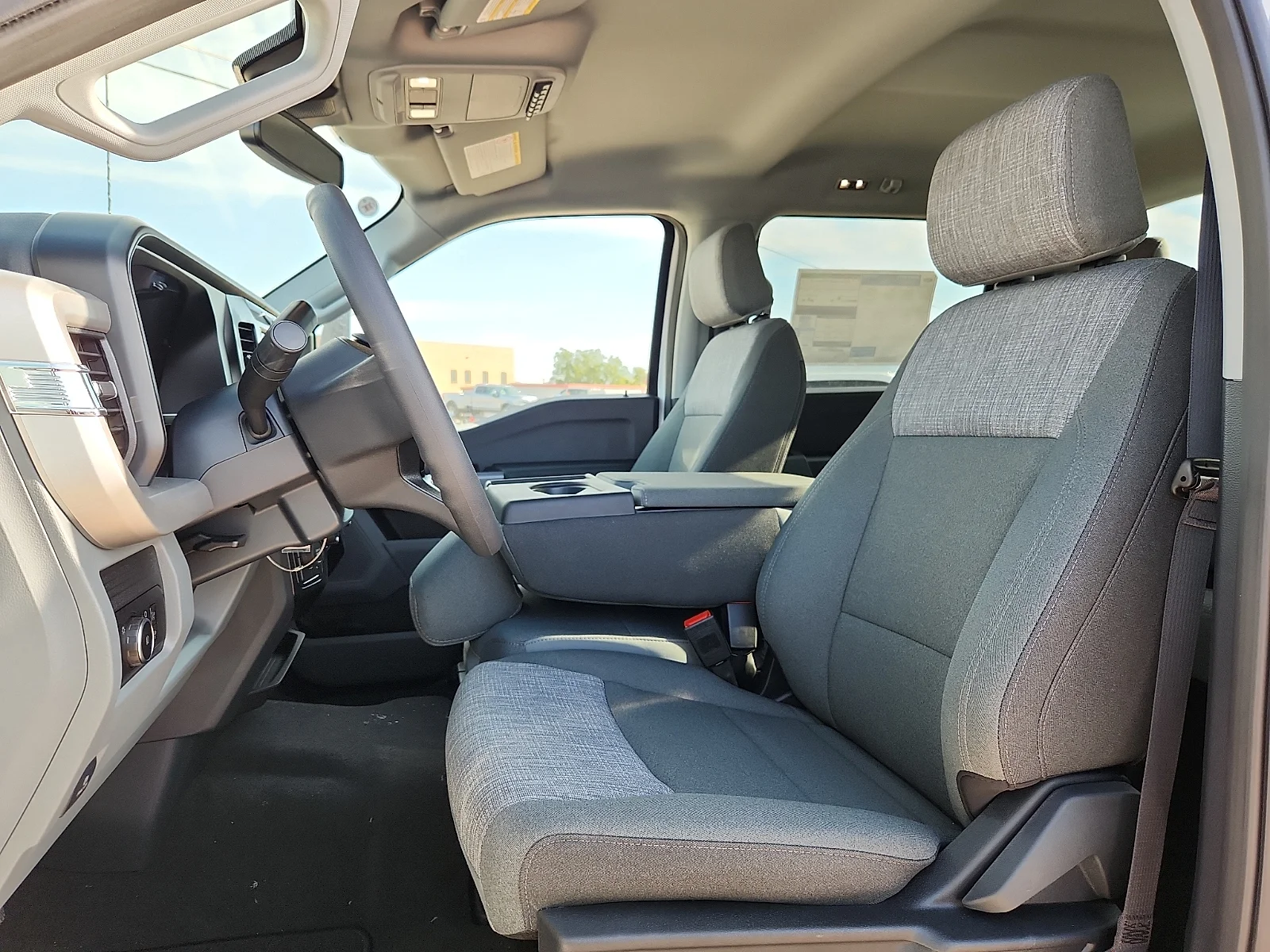 New 2027 Oxford White Ford XLT image 17