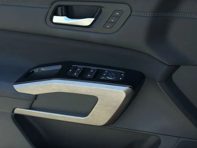Used 2024 White Nissan Platinum image 36