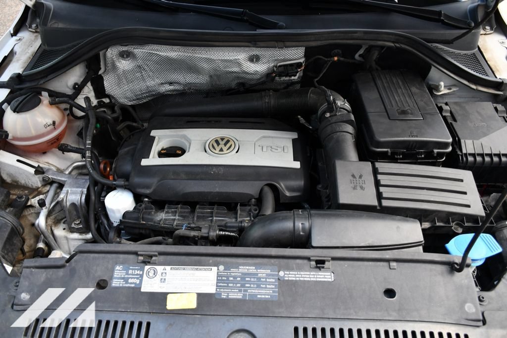 Used 2010  Volkswagen SE image 29
