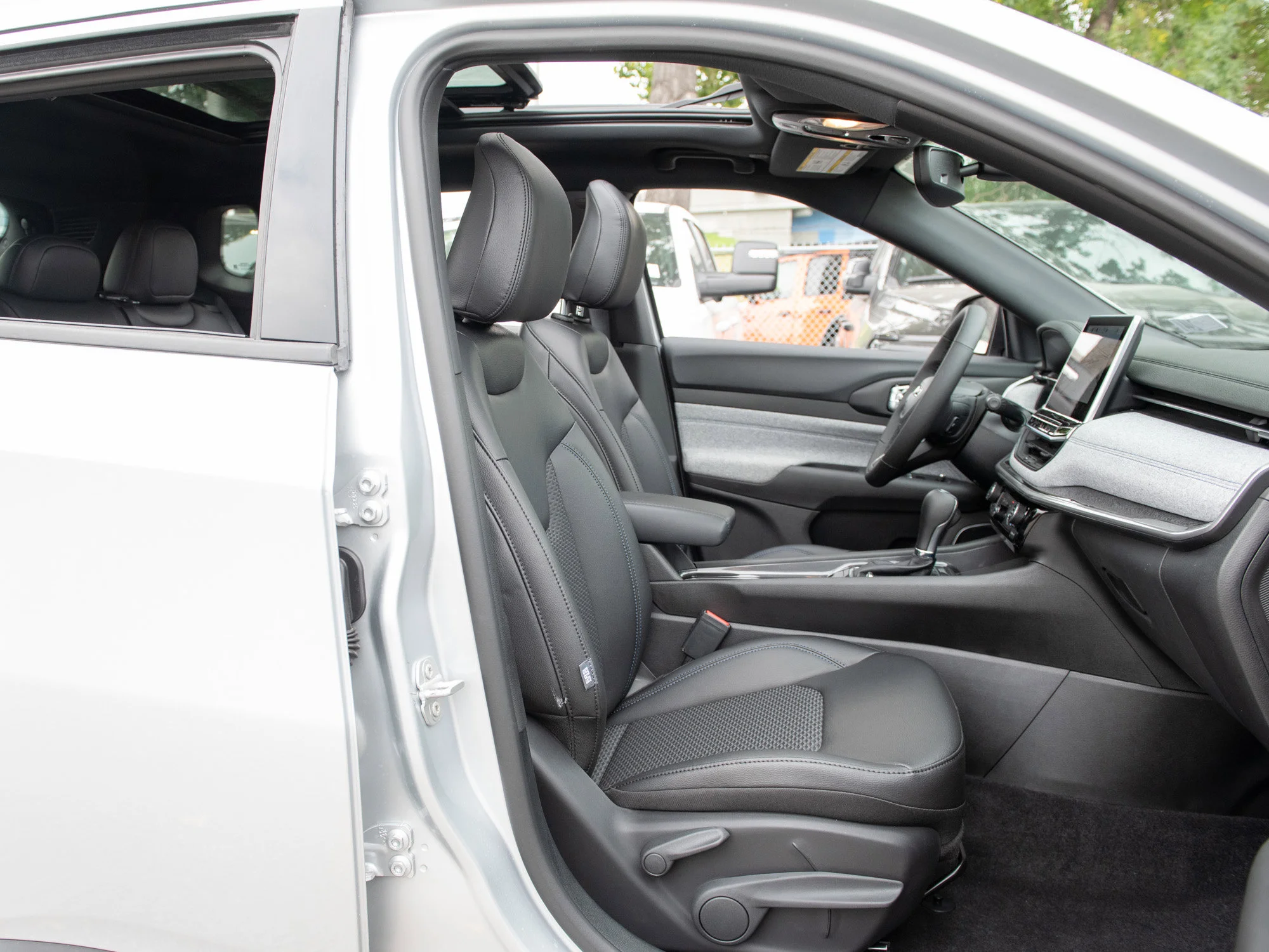 New 2025 Silver Jeep North* 4x4, Pano Sunroof, Heated Seats/Wheel, 360 Camera image 24