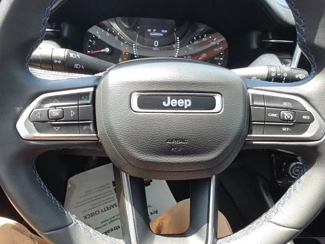 Used 2022 White Jeep Latitude image 21