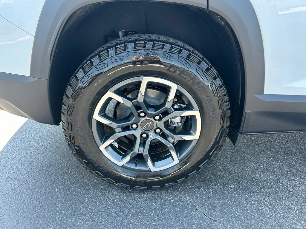 New 2027 Polar White Tricoat Chevrolet ACTIV image 10