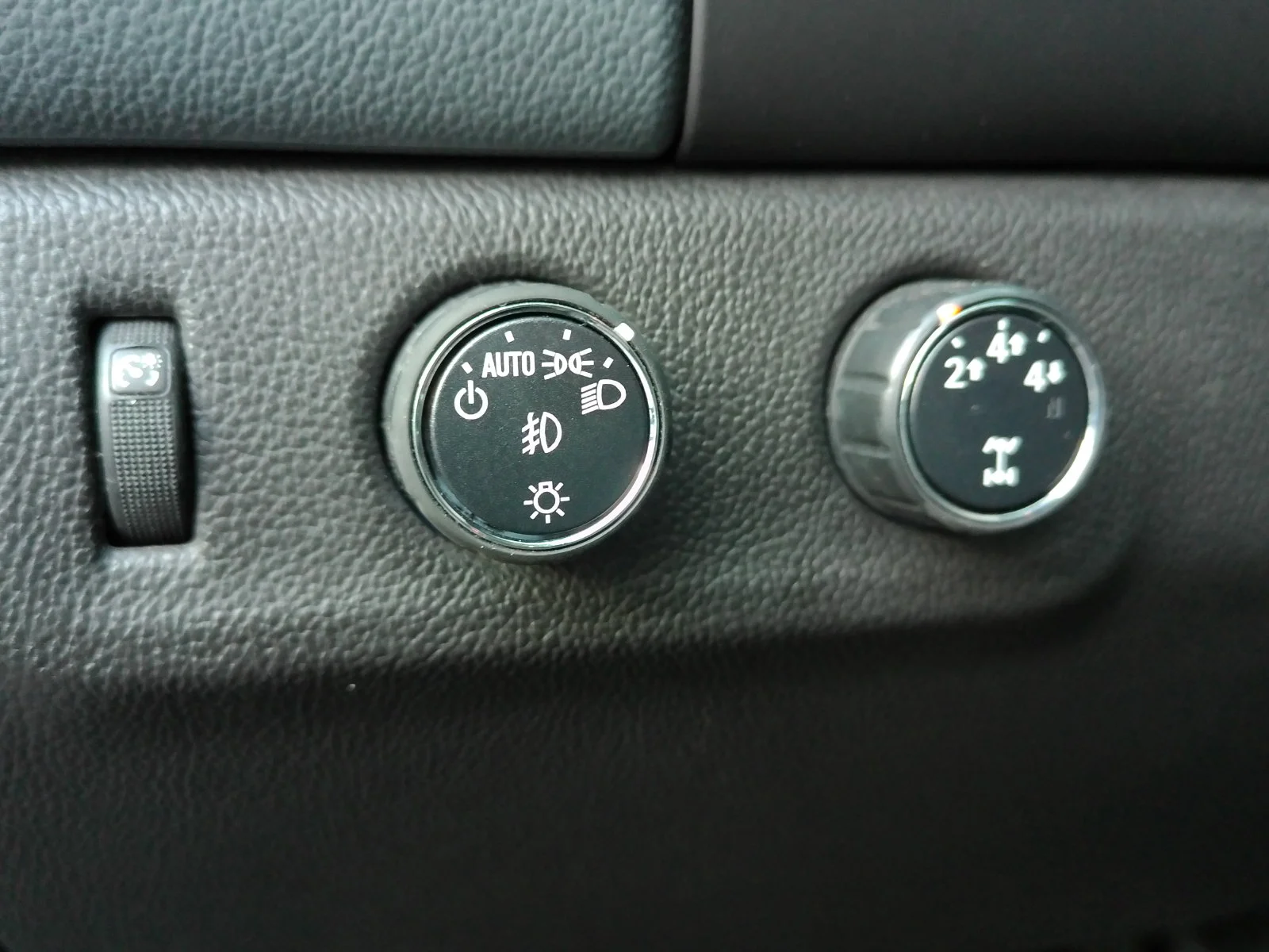 Used 2016 Black Chevrolet Z71 image 12