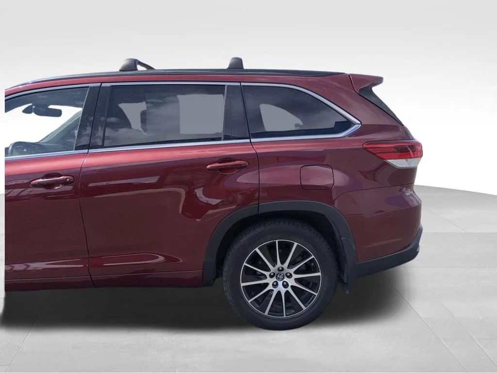 Used 2017 Red Toyota XLE image 4