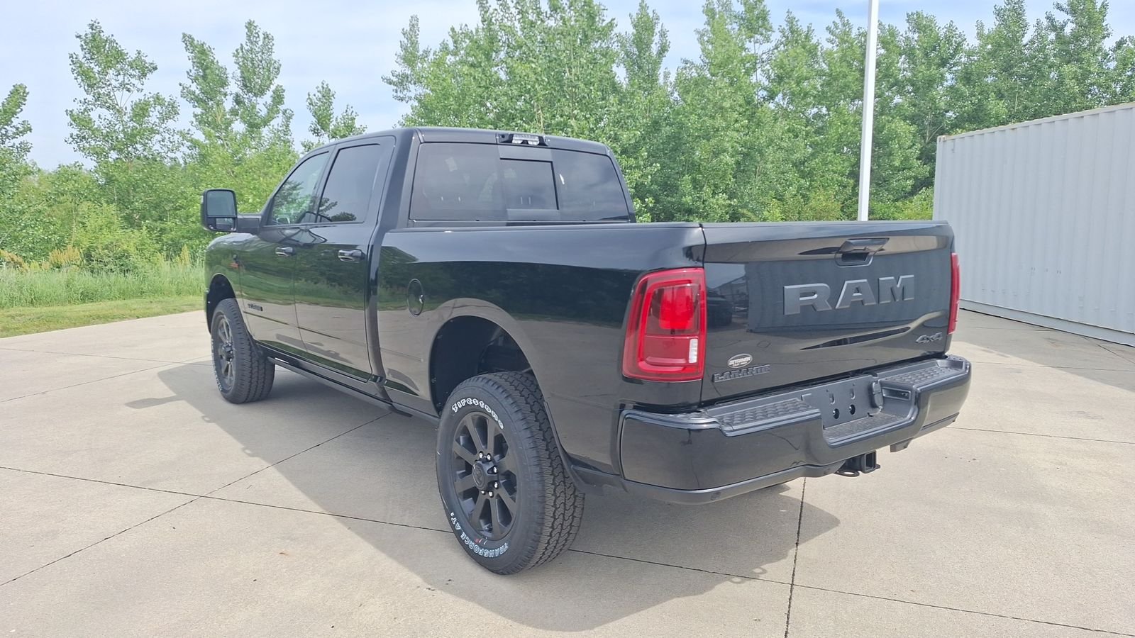 New 2026 Diamond Black Crystal Pearl-Coat Exterior Paint RAM Laramie image 5