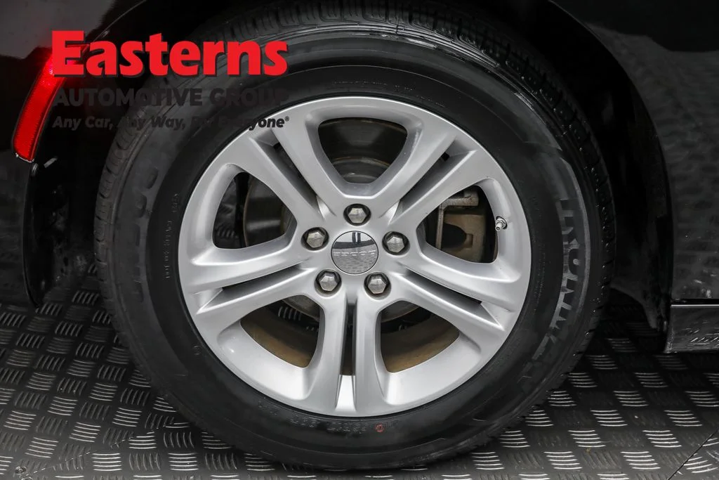 Used 2022 Black Dodge SXT image 29