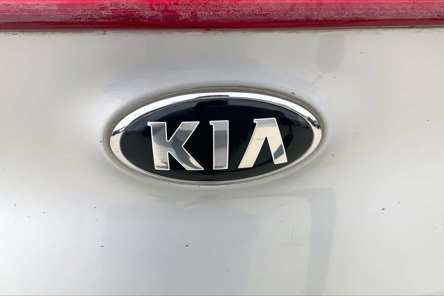 Used 2018 Sparkling Silver Kia LX image 33