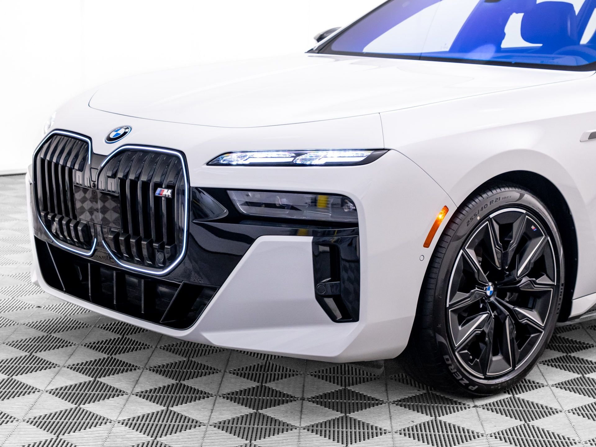 New 2026 Alpine White BMW M70 image 39