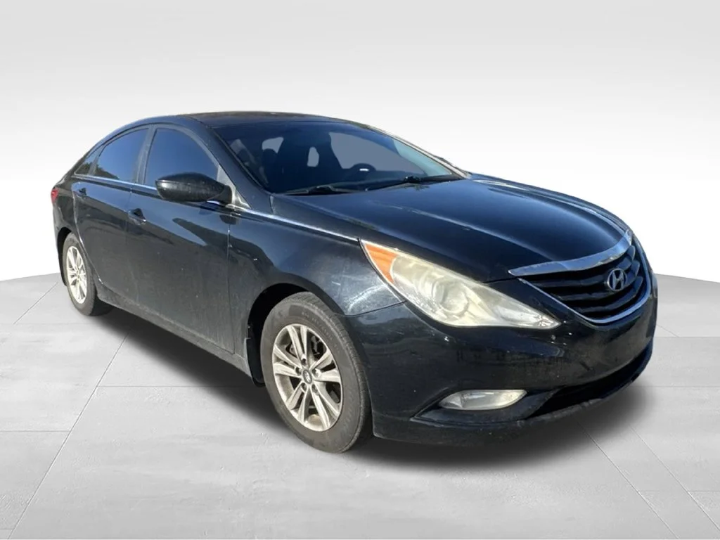 Used 2013 Black Hyundai GLS image 2