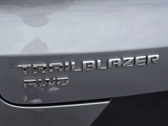 Used 2025 Sterling Gray Metallic Chevrolet LT image 18