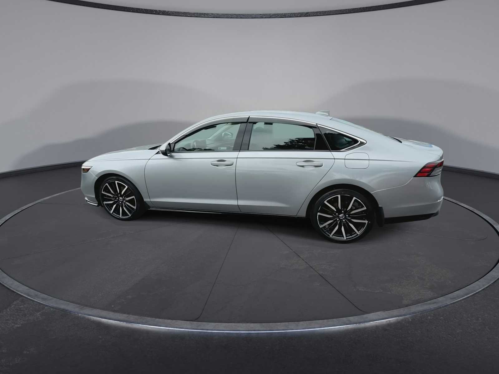 Used 2023 Lunar Silver Metallic Honda Touring image 5