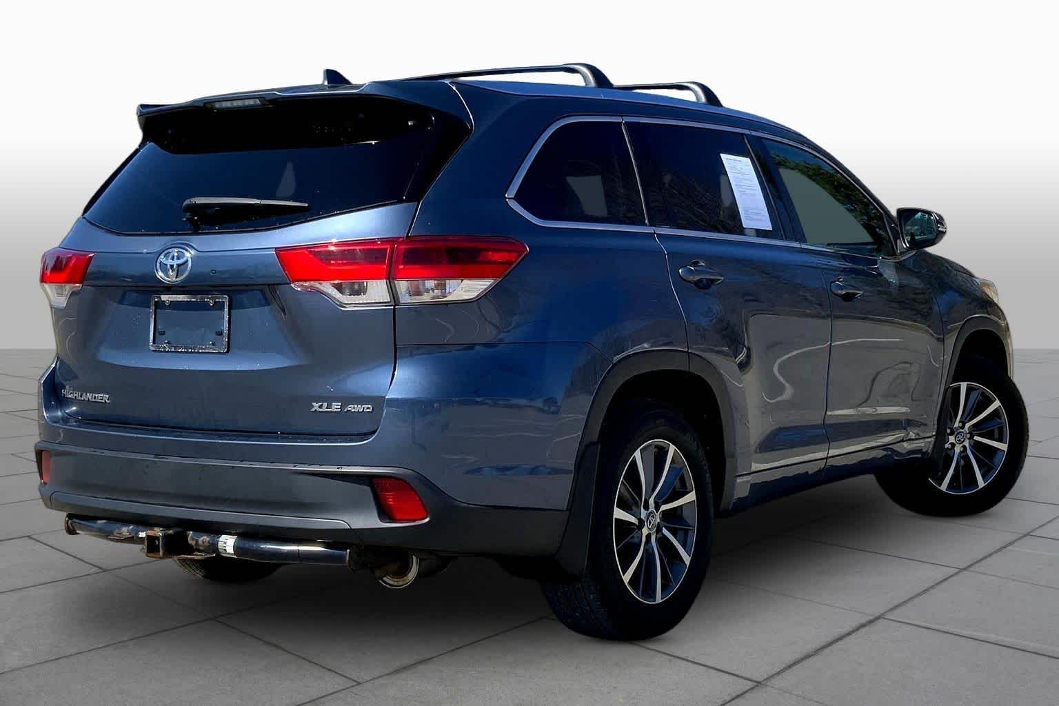 Used 2017 Shoreline Blue Pearl Toyota XLE image 13