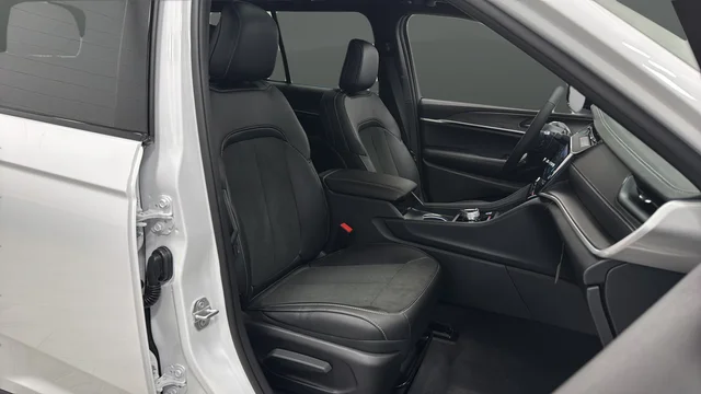 New 2026 Bright White Clear-Coat Exterior Paint Jeep Altitude image 22