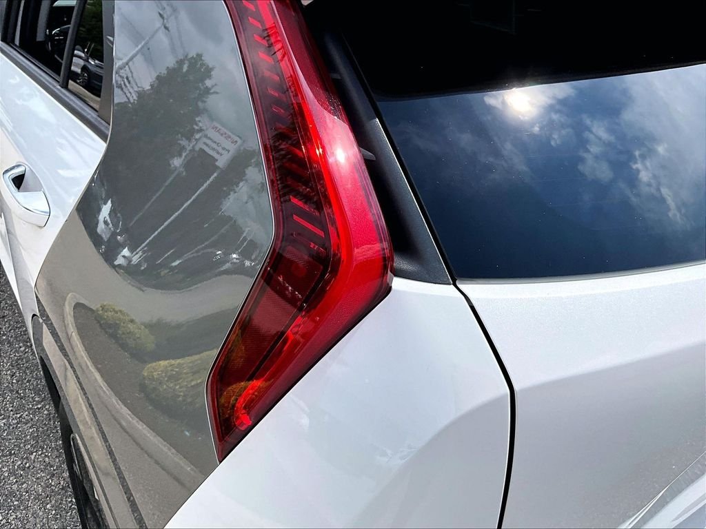 Used 2023 White Kia Wave image 33