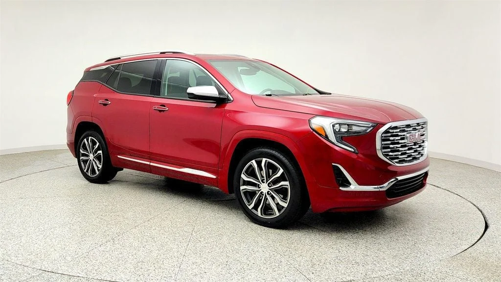 Used 2020 Red Quartz Tintcoat GMC FWD 4dr Denali w/ Premium Package & Skyscape Sunroof image 3