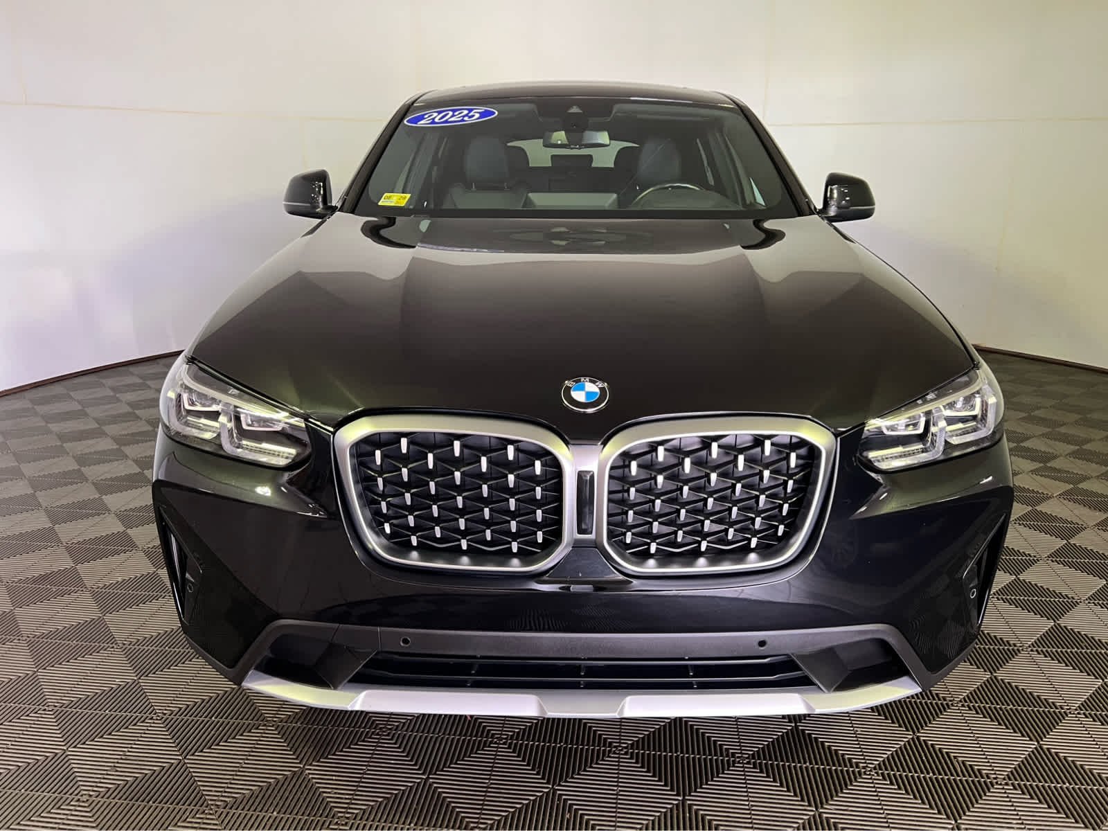 Used 2025 Black Sapphire Metallic BMW xDrive30i image 2
