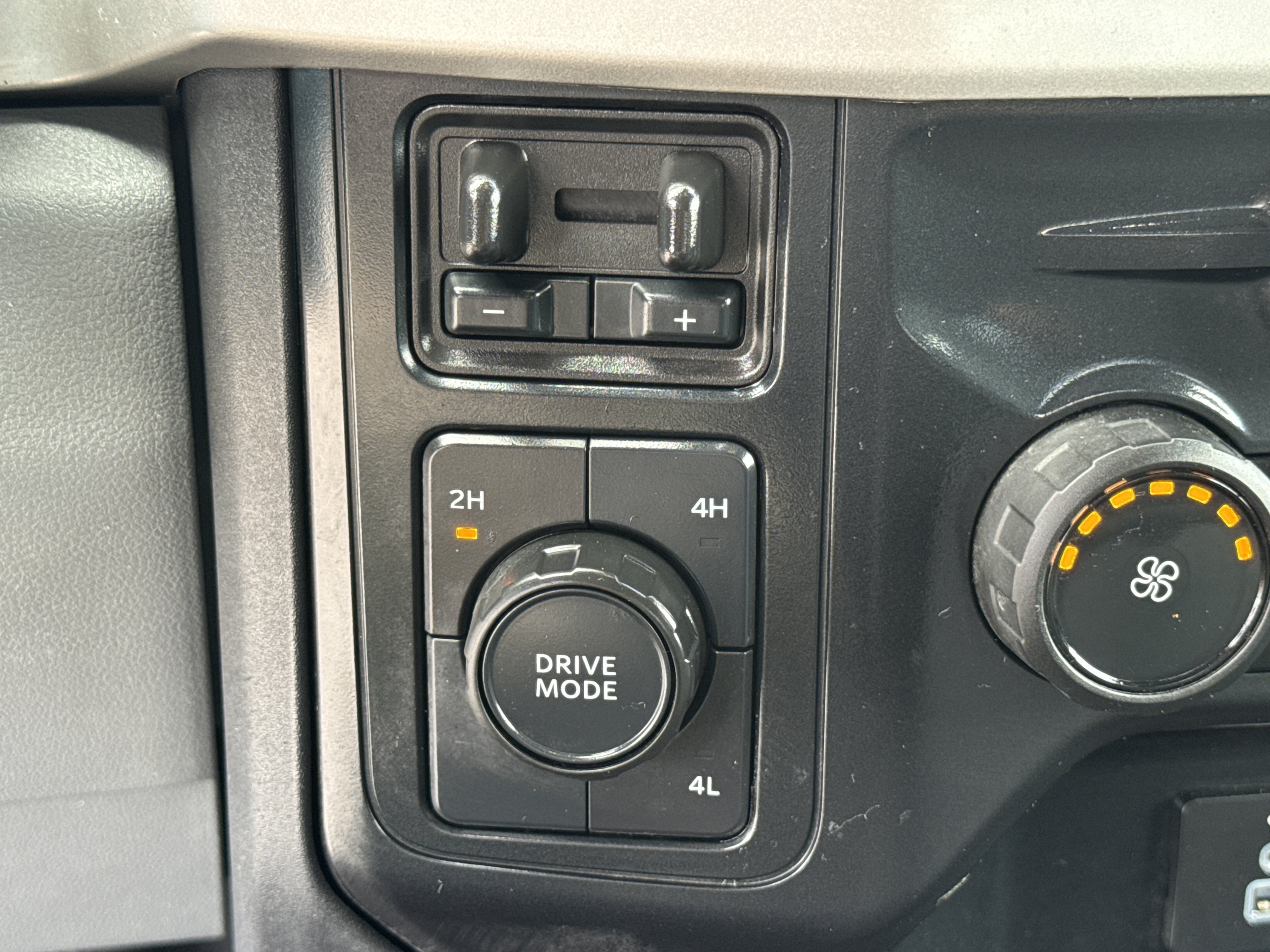 Used 2025 Oxford White Ford XLT image 37