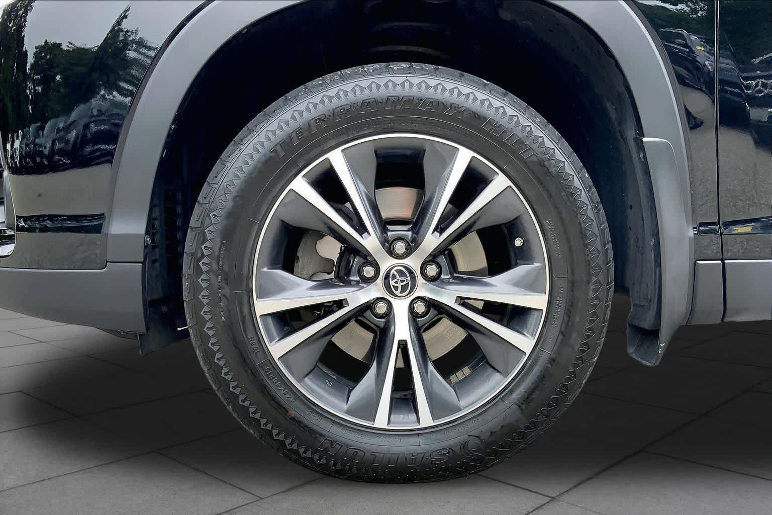 Used 2019 Midnight Black Metallic Toyota LE image 11
