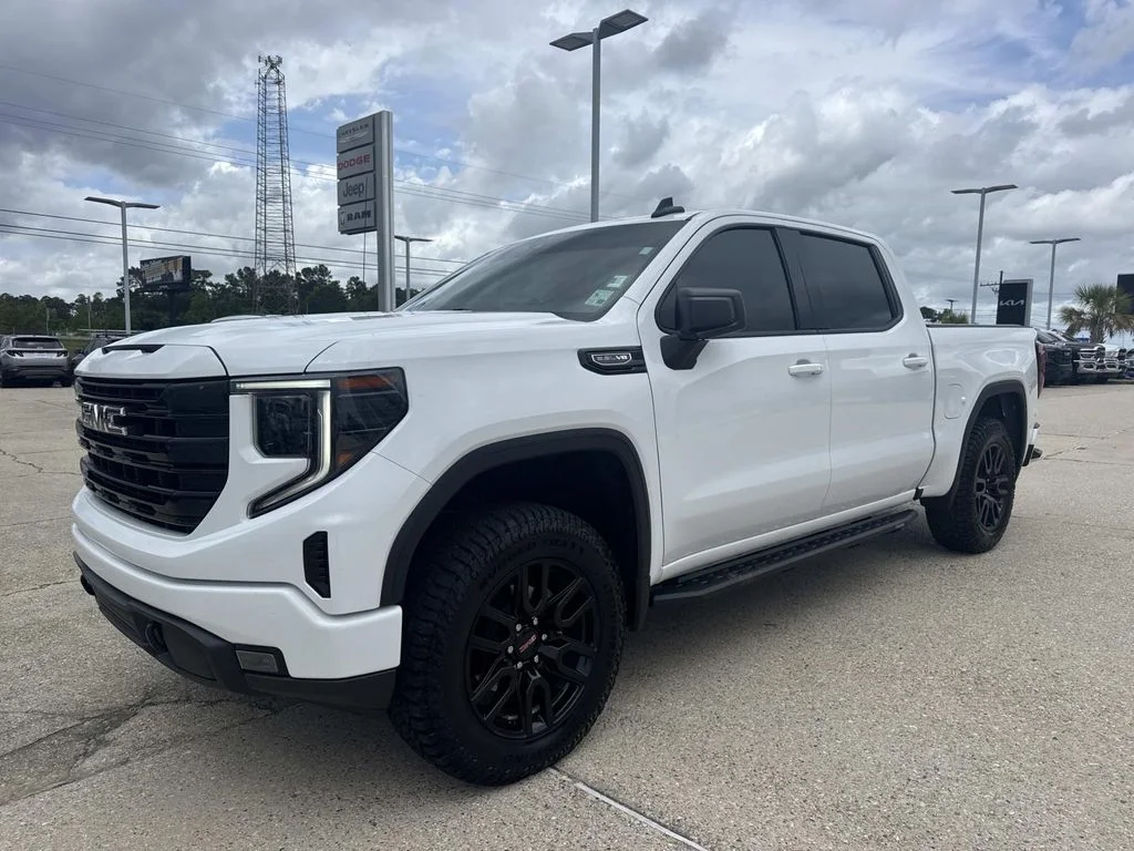 Used 2024 White GMC Elevation image 3