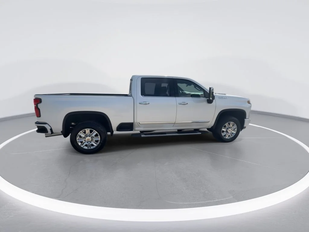 Used 2024 Beige Chevrolet High Country image 9