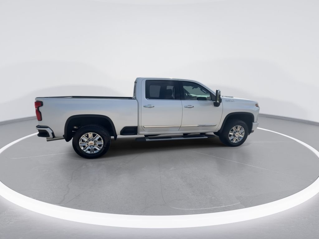 Used 2024 Beige Chevrolet High Country image 9