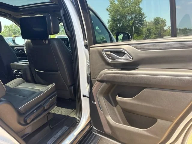 Used 2021 White Frost Tricoat GMC SLT image 38
