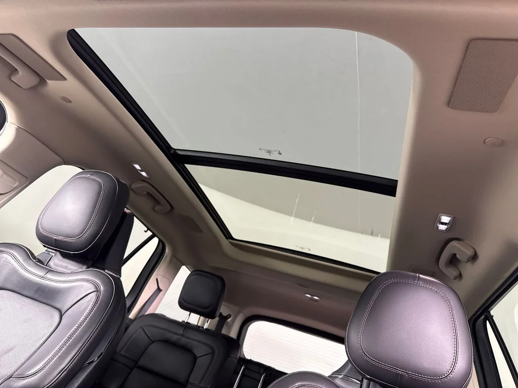Used 2023 Gray Lincoln Grand Touring image 26