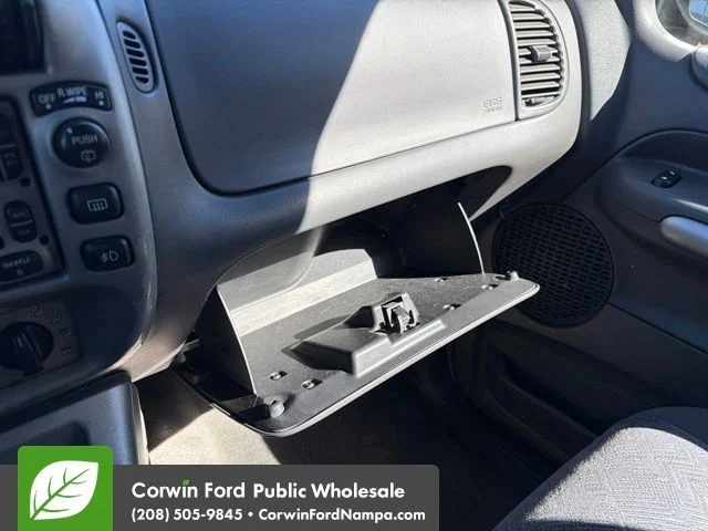 Used 2002 Red Ford Base image 19