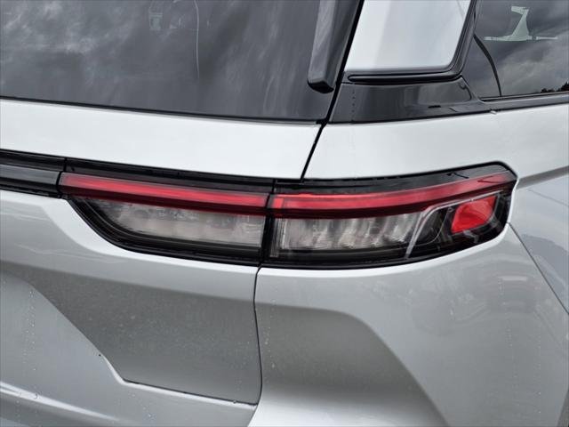 New 2025 Silver Zynith Exterior Paint Jeep Altitude X image 8