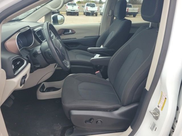 2023 Chrysler Voyager LX - Photo 16