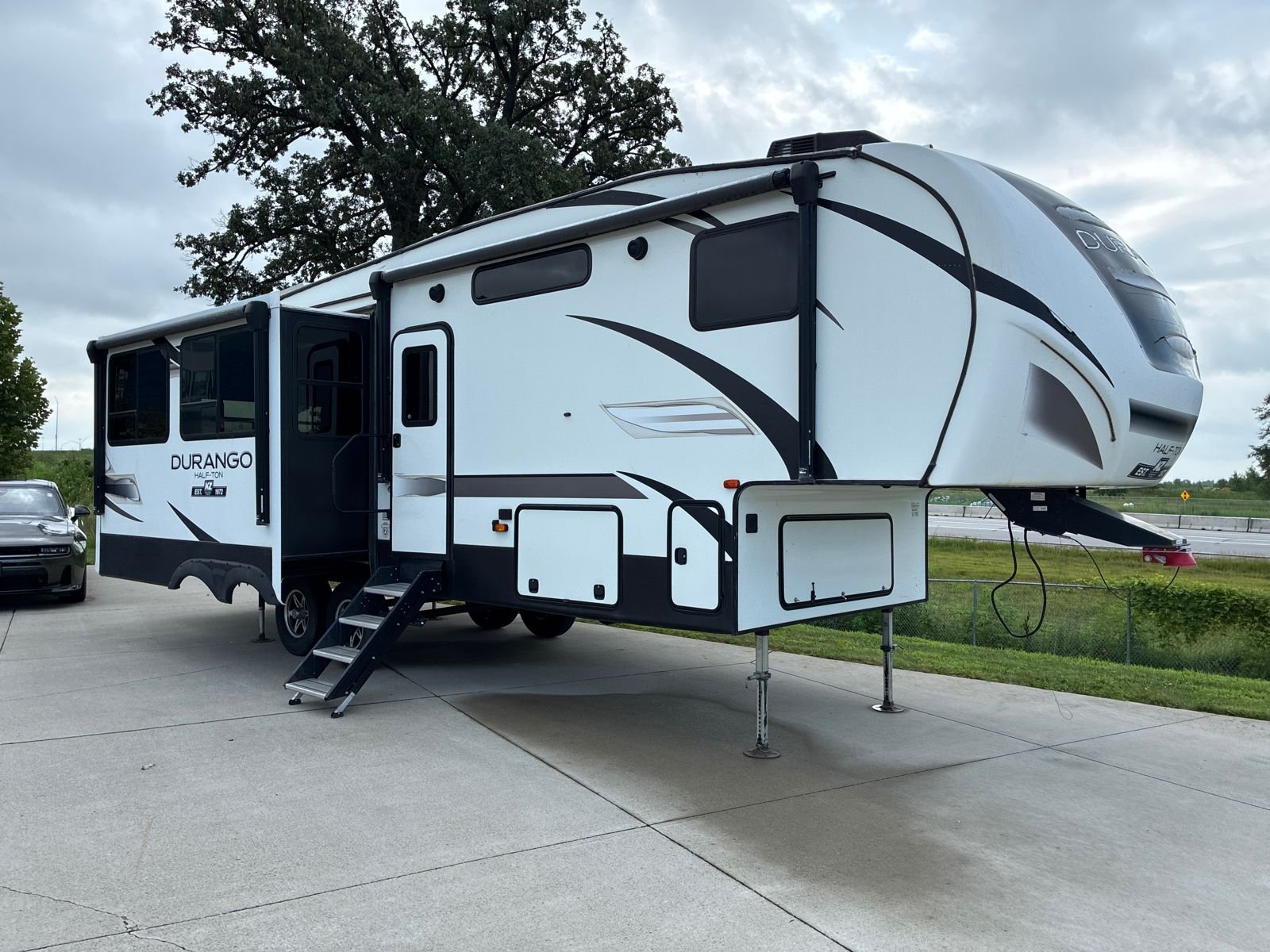 Used 2020 White DURANGO  image 2