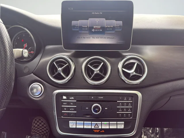 Used 2019 White Mercedes-Benz GLA 250 image 22
