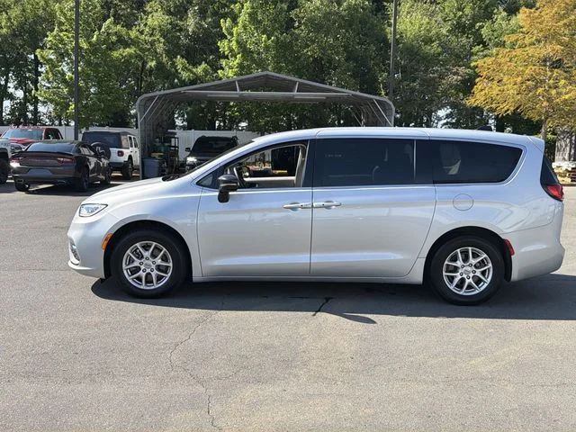 Used 2024 Silver Chrysler Touring L image 10