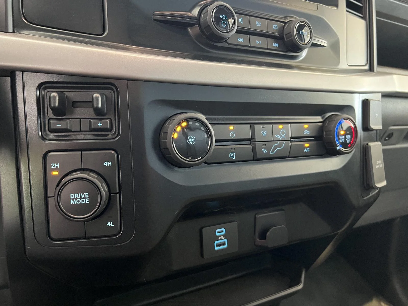 Used 2023  Ford XL image 26