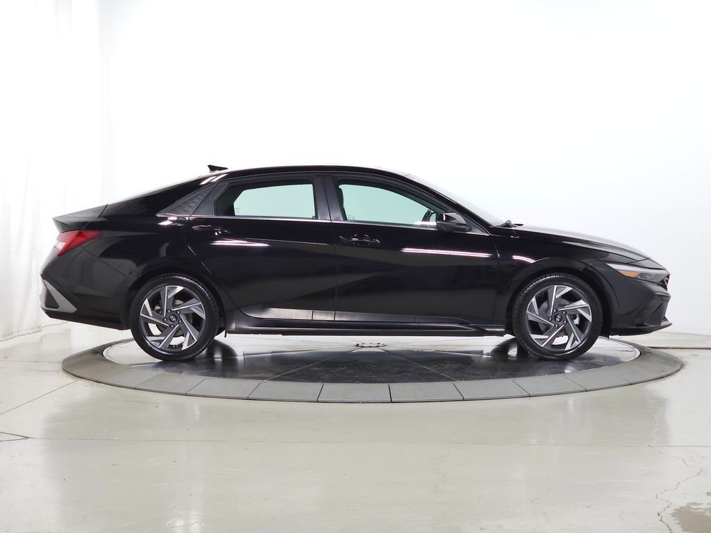 2024 Hyundai Elantra Limited - Photo 11