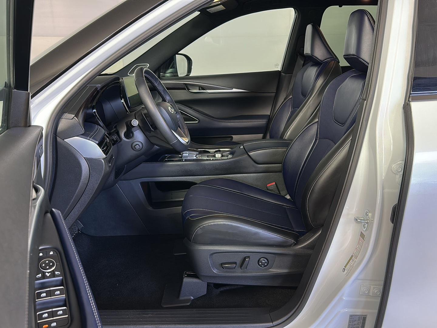 Used 2026 Radiant White/Black Obsidian INFINITI SPORT image 6