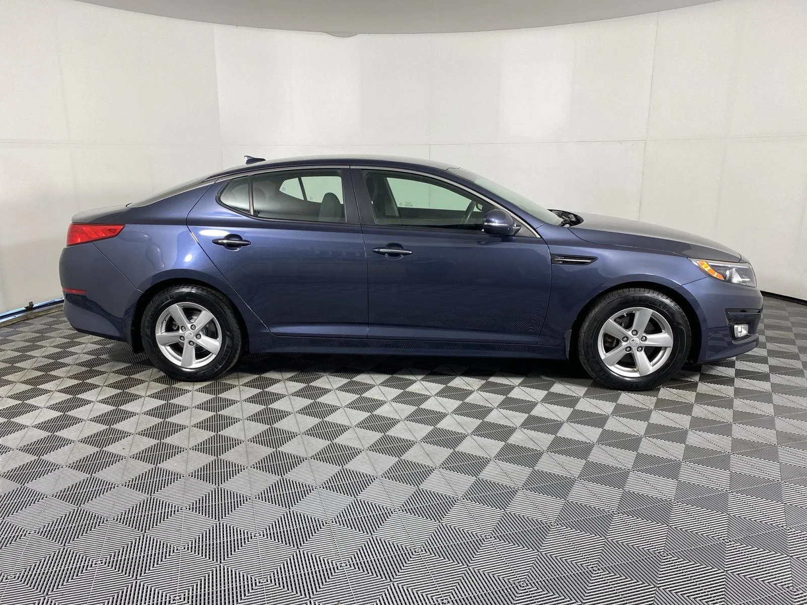 Used 2015 Smokey Blue Kia LX image 9