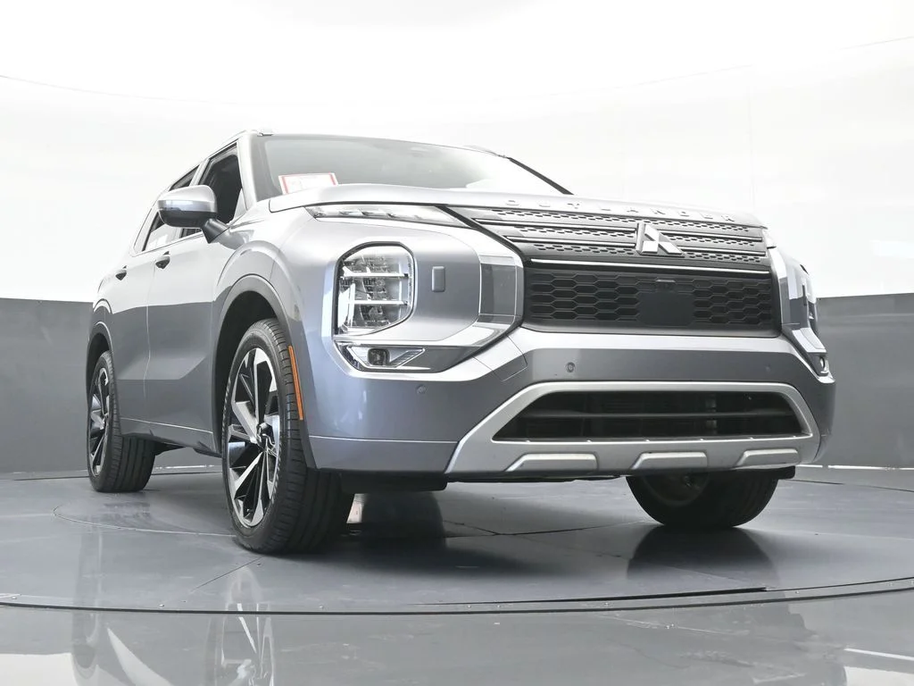 Used 2022 Silver Mitsubishi SEL image 58