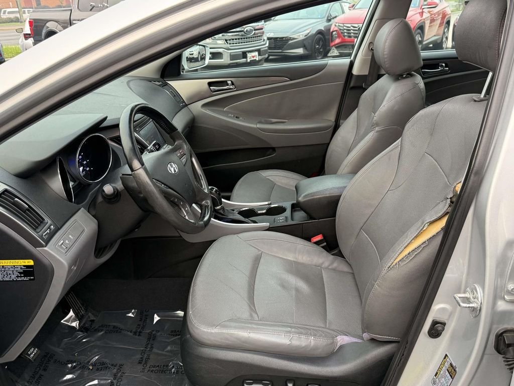 Used 2012 Silver Frost Metallic Hyundai Base image 14
