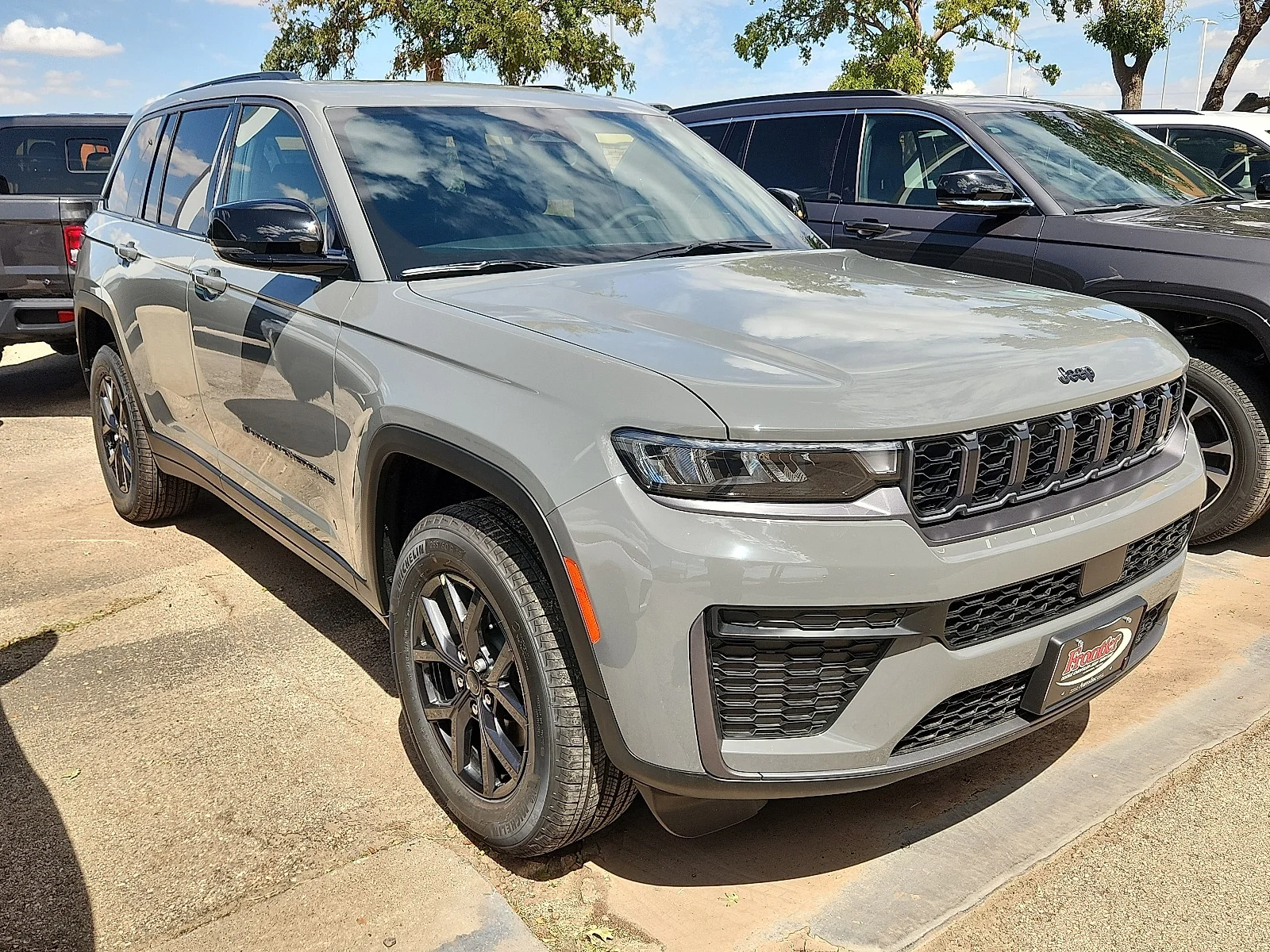 New 2027 Sting-Gray Clear-Coat Paint Jeep LAREDO ALTITUDE 4X4 image 4