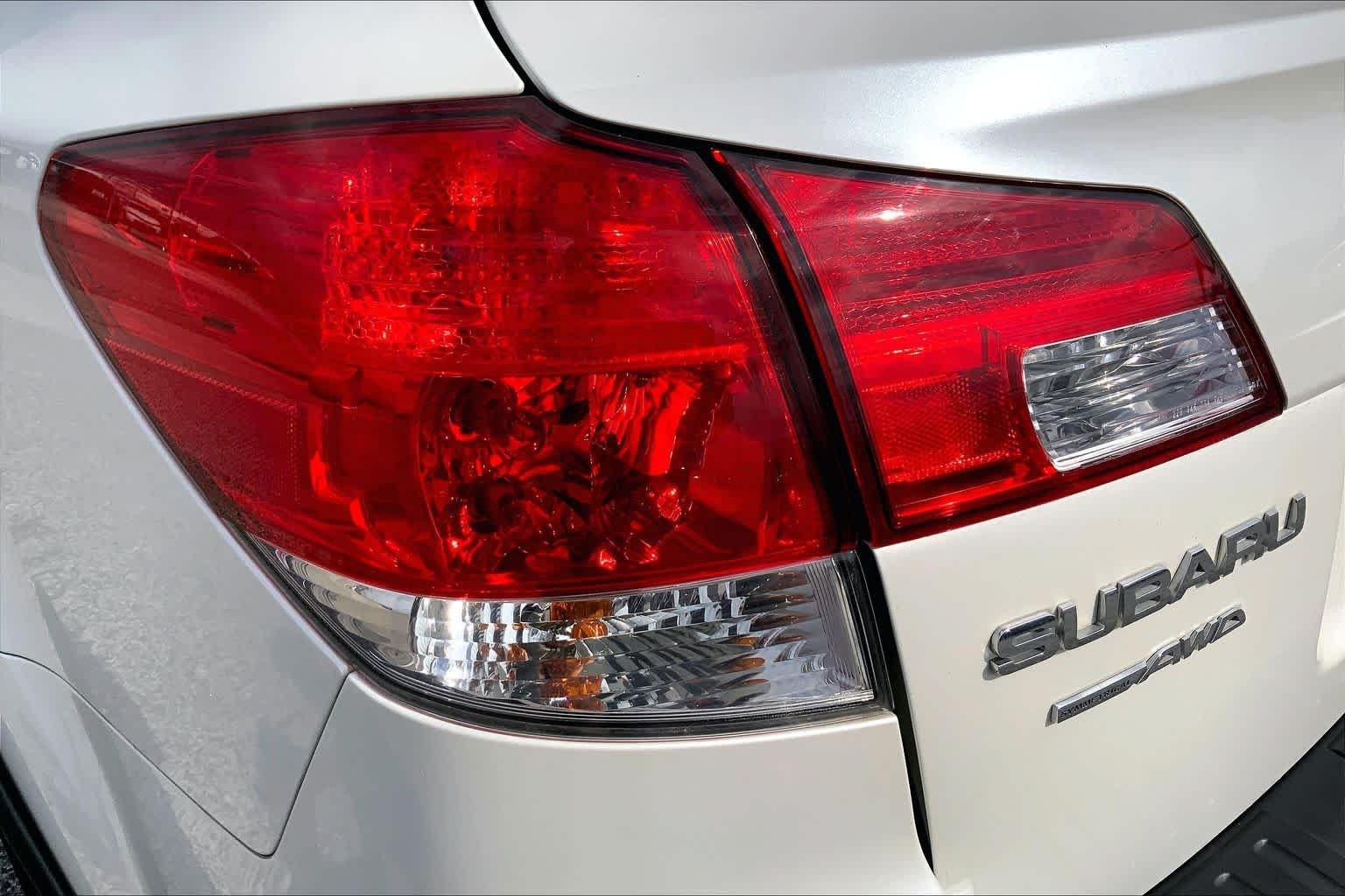 Used 2014 Satin White Pearl Subaru 2.5i Premium image 27